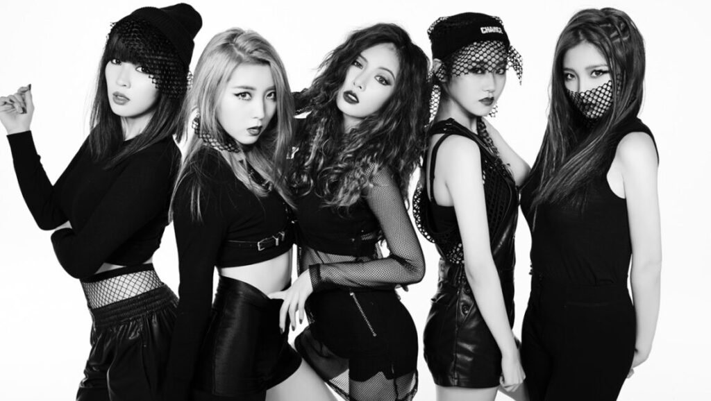 4Minute Crazy era black and white group photo. K-pop girl group fashion.