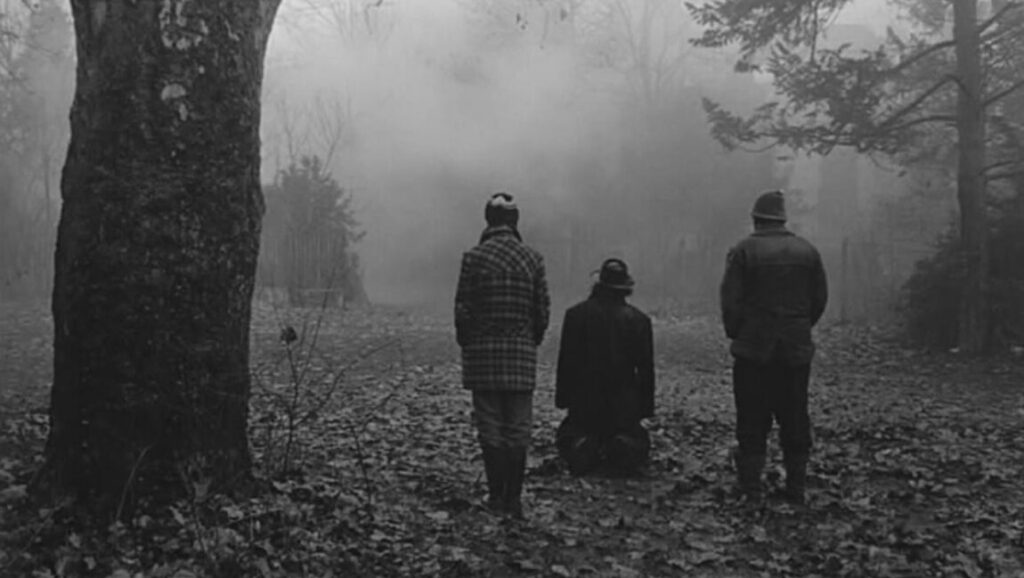 Sátántangó | Bela Tarr Sátántangó film still. Bela Tarr's masterpiece in black and white, fog, and three figures. Hungarian cinema.