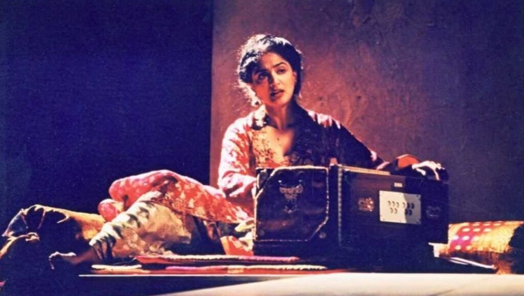 Najma Qareeb performing. Singer with harmonium. Pakistani music.