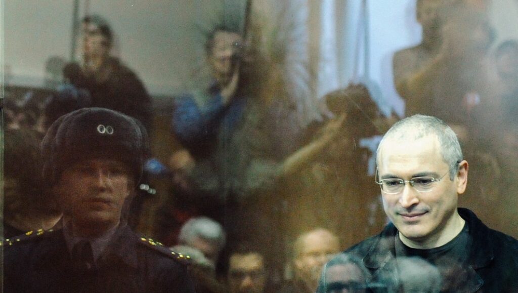 Citizen K | Alex Gibney Citizen K, Alex Gibney film. Mikhail Khodorkovsky with a Russian soldier in the background.