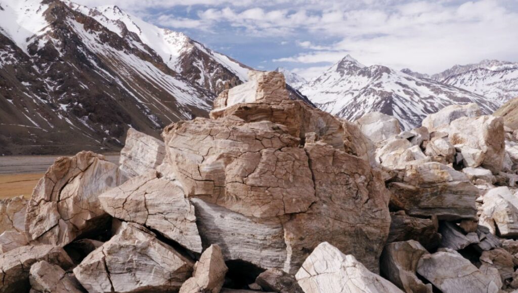 The Cordillera of Dreams | Patricio Guzmán The Cordillera of Dreams: Rocky landscape with snow-capped mountains in the background. Patricio Guzmán film location.