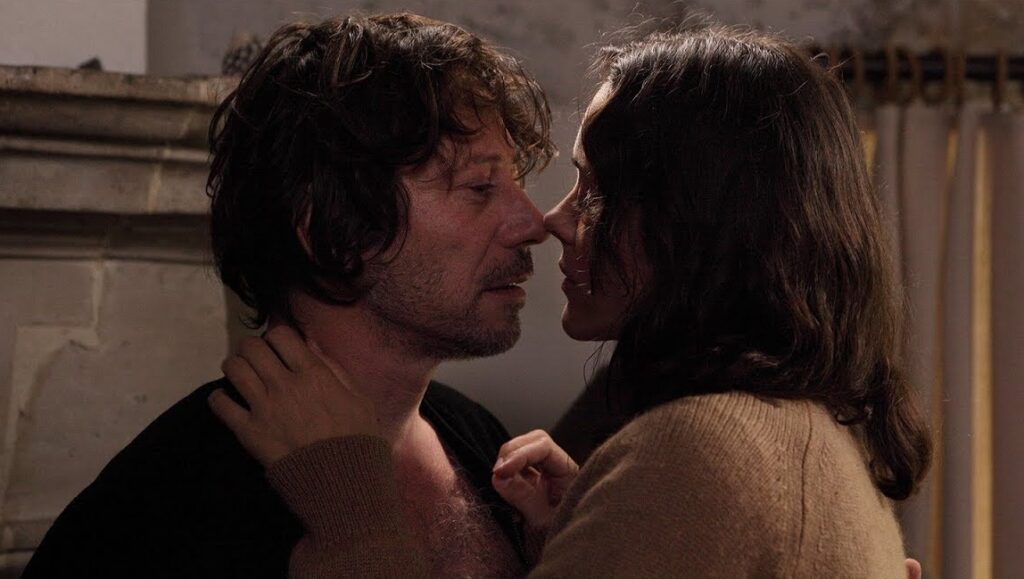 Ismael’s Ghosts | Arnaud Desplechin Ismael's Ghosts: Man and woman face each other closely. Intimate moment. Arnaud Desplechin film.