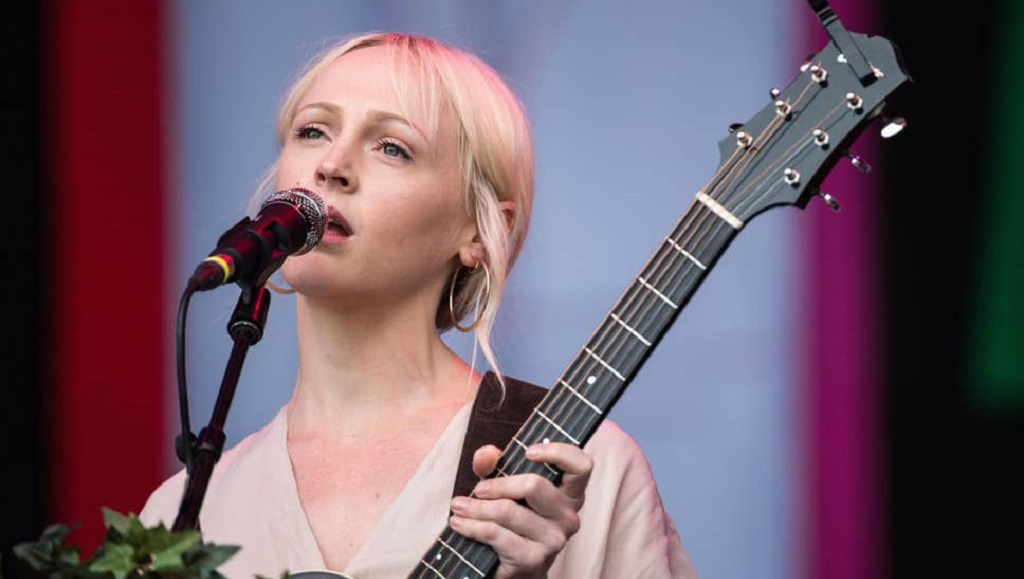 Laura Marling | Songs of Our Daughter Laura Marling performing Songs of Our Daughter. Singer with guitar at concert.