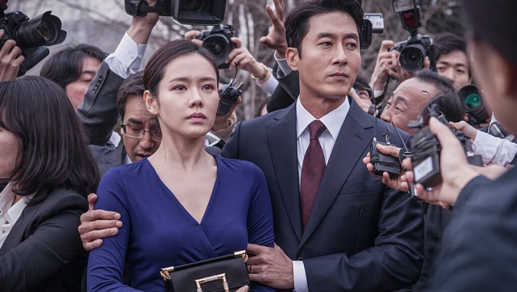 The Truth Beneath | Lee Kyoung-mi The Truth Beneath movie scene: Son Ye-jin and Kim Joo-hyuk face a crowd of reporters.