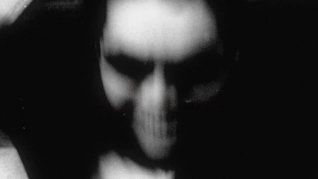 The Tango of the Widower film still. Distorted face in black and white. Raúl Ruiz movie.