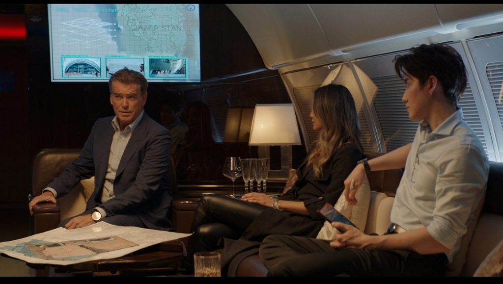 Pierce Brosnan in The Misfits movie. Cast members on a private jet, planning a heist. Renny Harlin film.
