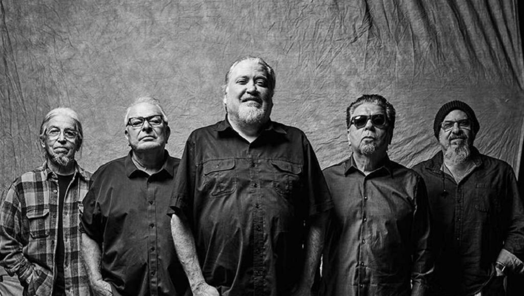 Los Lobos | Native Sons Los Lobos band portrait, August 2021 album roundup. Black and white photo of the American rock band.