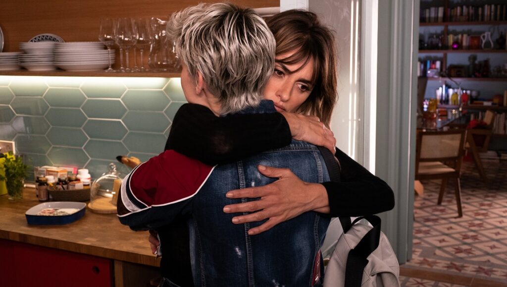 Penélope Cruz hugs a younger woman in Parallel Mothers, NYFF 2021 film. Emotional scene.