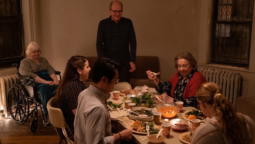 Cast of The Humans at a dinner table. Jayne Houdyshell, Richard Jenkins, Amy Schumer, Beanie Feldstein, Steven Yeun.