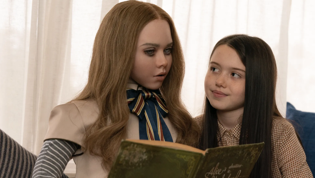 M3GAN — Gerard Johnstone M3GAN movie scene: M3GAN doll and young girl reading a book. Horror film, AI doll.