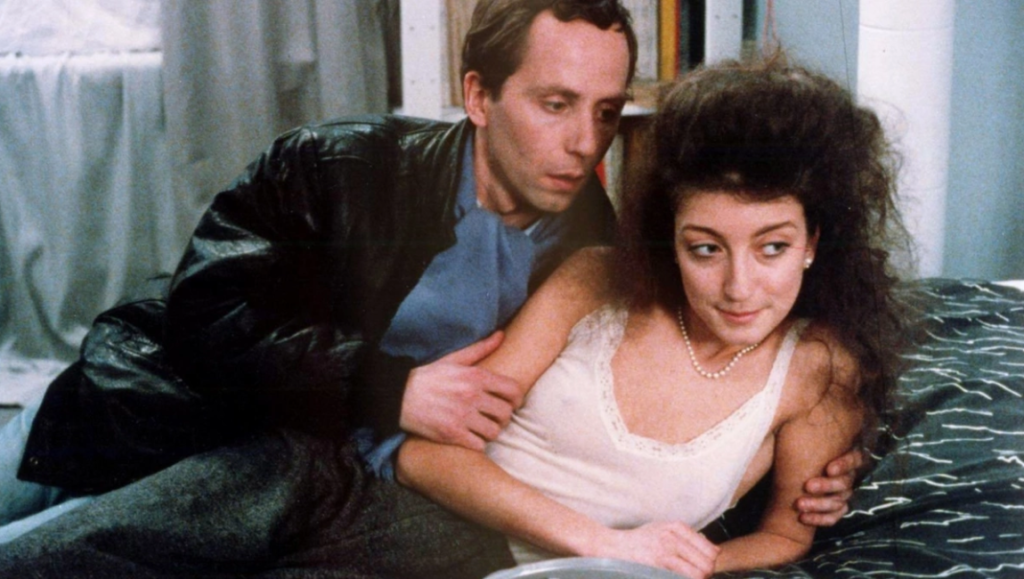 Still from Full Moon in Paris: Pascale Ogier and Tchéky Karyo in a romantic scene.