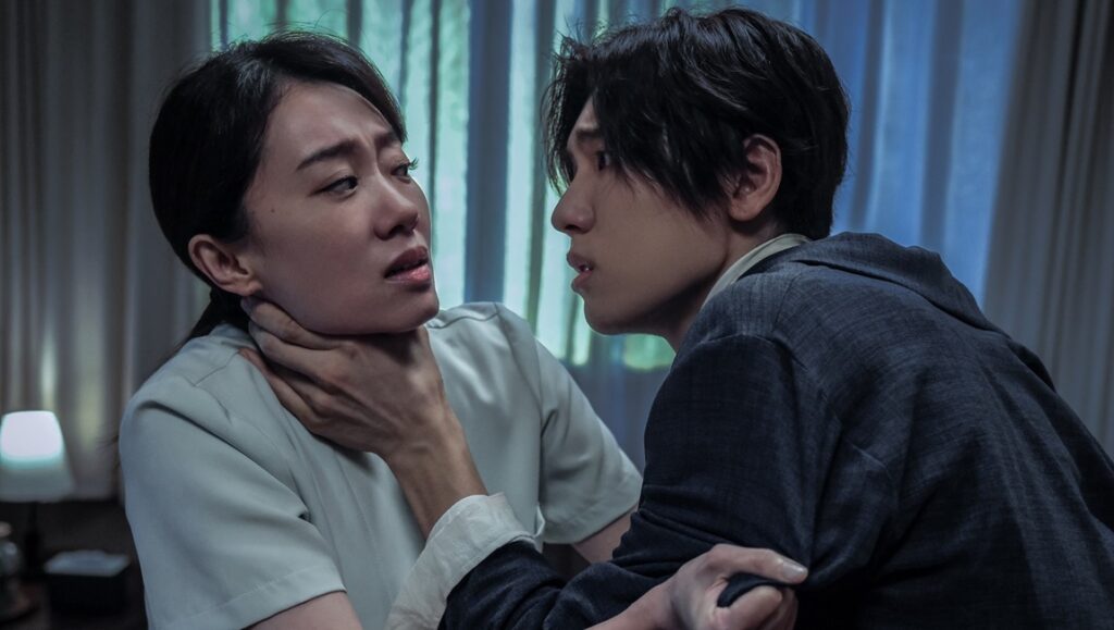 Last Suspect film scene: Zhang Mo choking a woman. Drama, suspense.