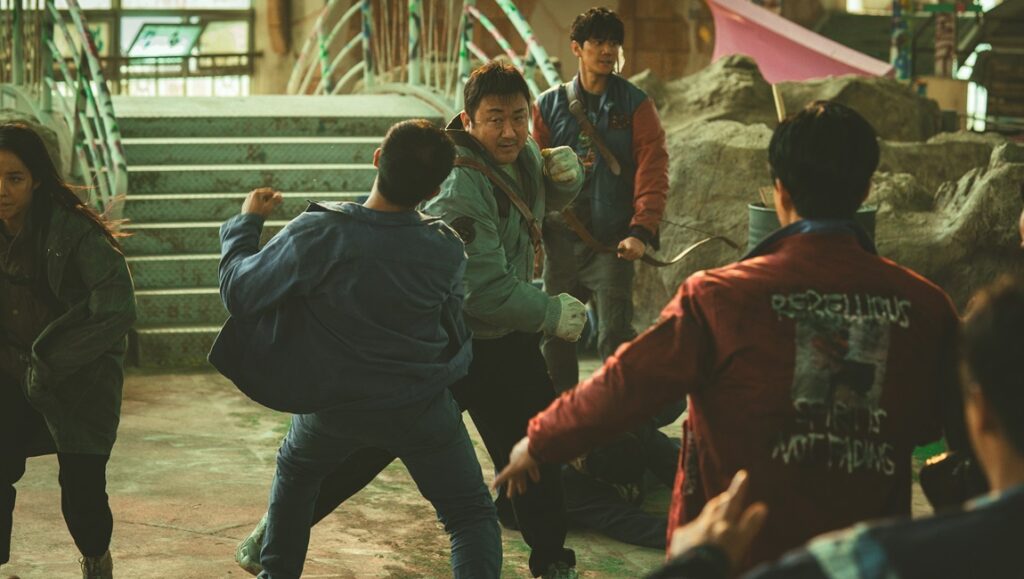 Badland Hunters scene: Ma Dong-seok in action. Fight choreography, post-apocalyptic setting. Heo Myeong-haeng film.