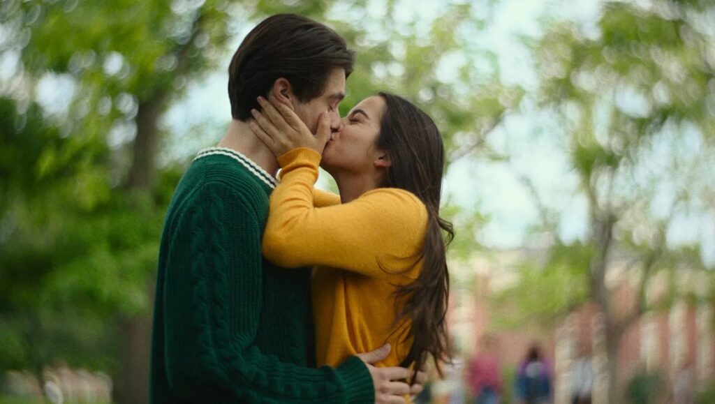 Isabela Merced and Felix Mallard kissing in Turtles All the Way Down movie.