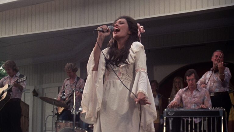 Ronee Blakley performs in Robert Altman's Nashville. Country music, 1970s fashion.