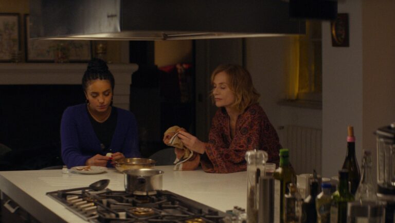 La Prisonnière de Bordeaux movie scene: Two women in a kitchen, cooking.