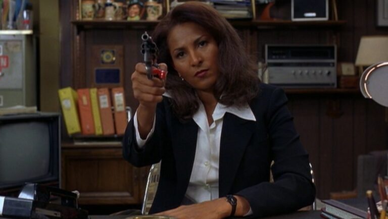 Pam Grier as Jackie Brown points a gun in the Quentin Tarantino film.