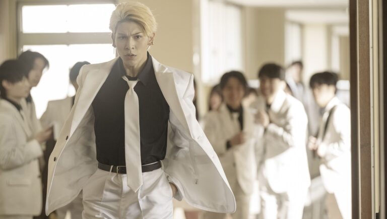 Honeko Akabane's Bodyguards image. Man with blonde hair, black shirt, and white suit walks aggressively towards the camera.
