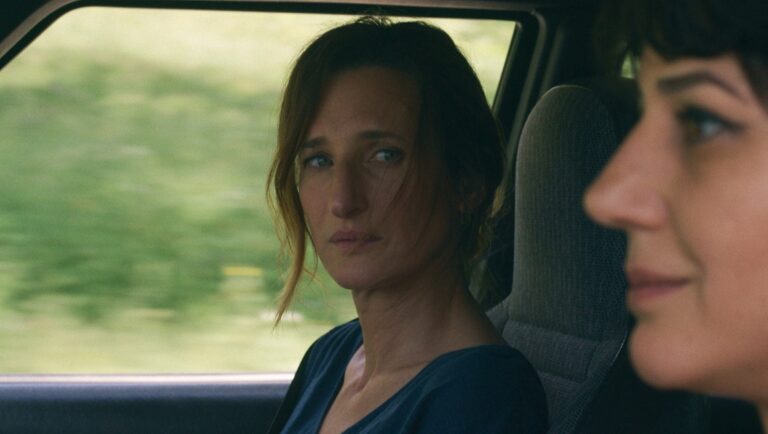 Two women in a car. Le Pays d'Arto film scene.